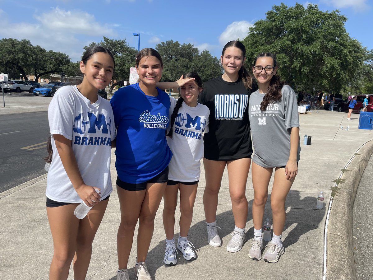#SAFB and Family Engagement join to support 200 families with food today!! Big Thanks to #IkePals and #MAC Volleyball Team! #Chase Volunteers and Las Palapas for tacos!!