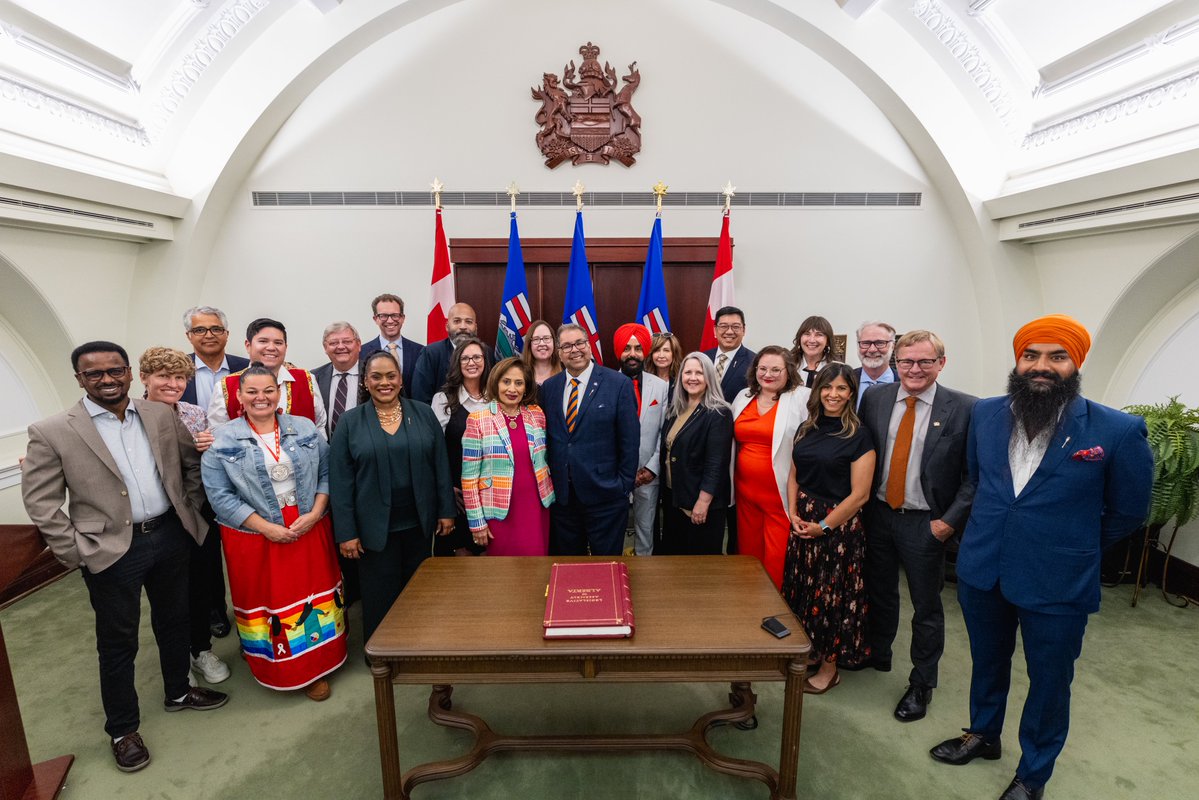 nenshi's tweet image. Getting sworn in as the MLA for Edmonton-Strathcona was a real honour, but I was most excited about sharing that moment with all of you.
Thank you for celebrating with us and making this day so special!
