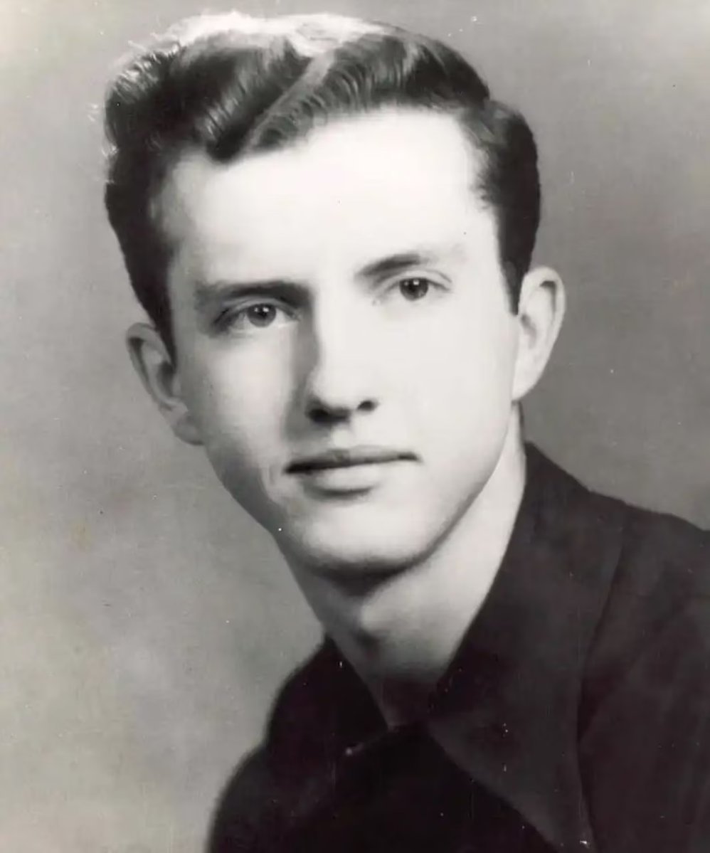 USArmyMuseum's tweet image. #OTD 1953 Cpl. Charles Pendleton held the line under heavy fire near Choo Gung-Dong, Korea—killing 15, fighting on while wounded and ultimately killed by an enemy mortar burst. He was posthumously awarded the #MedalOfHonor.
More: thenmusa.org/exhibit/medal-…
#KoreanWar #Army250