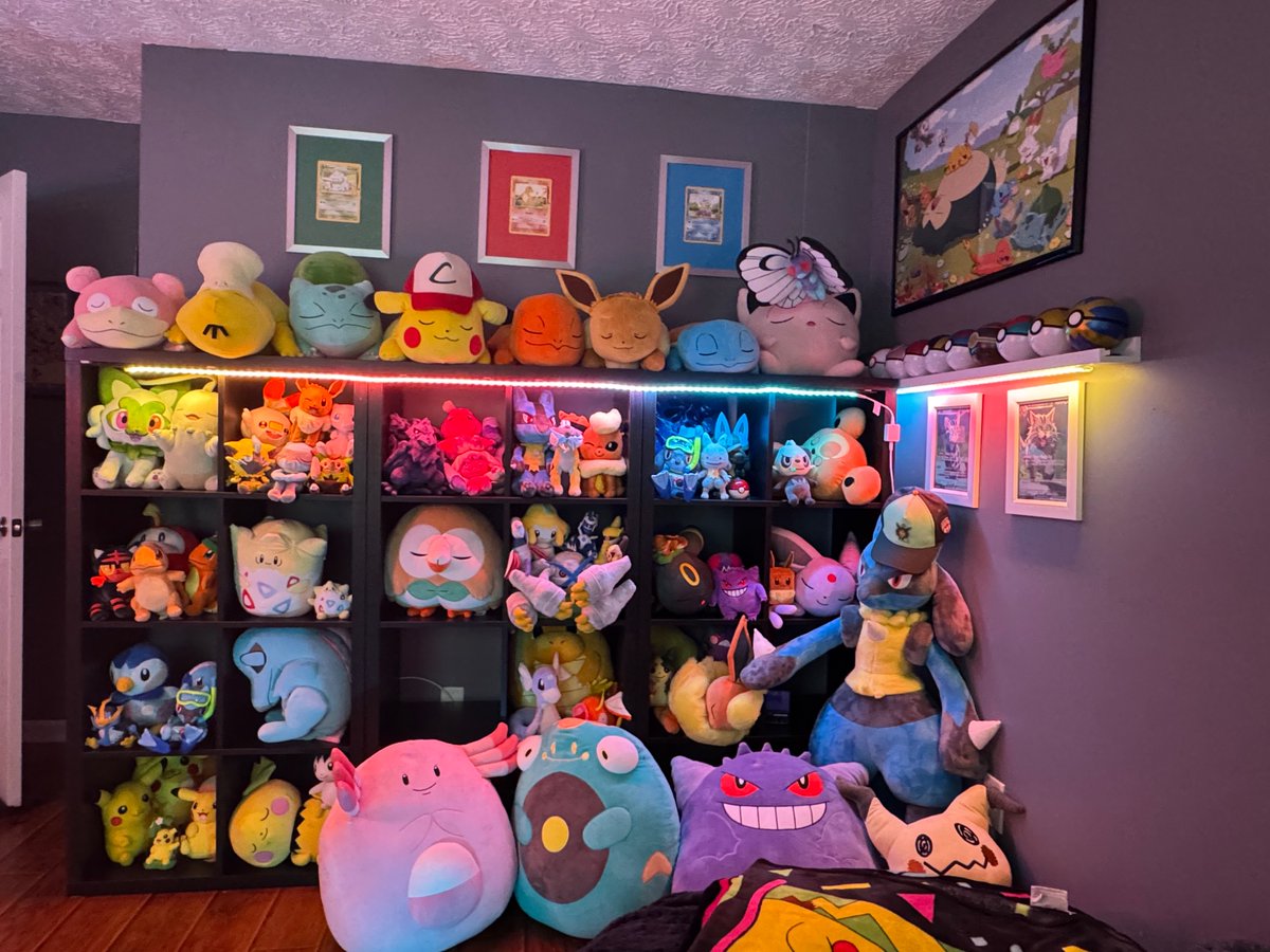 SteelAgentKyle's tweet image. For those that haven’t seen it yet, you may see a big change in my background for next broadcast. 

Incredibly happy the way these new shelves turned out. I even have more room for plush 👀. 

Comment below if you spot any themes