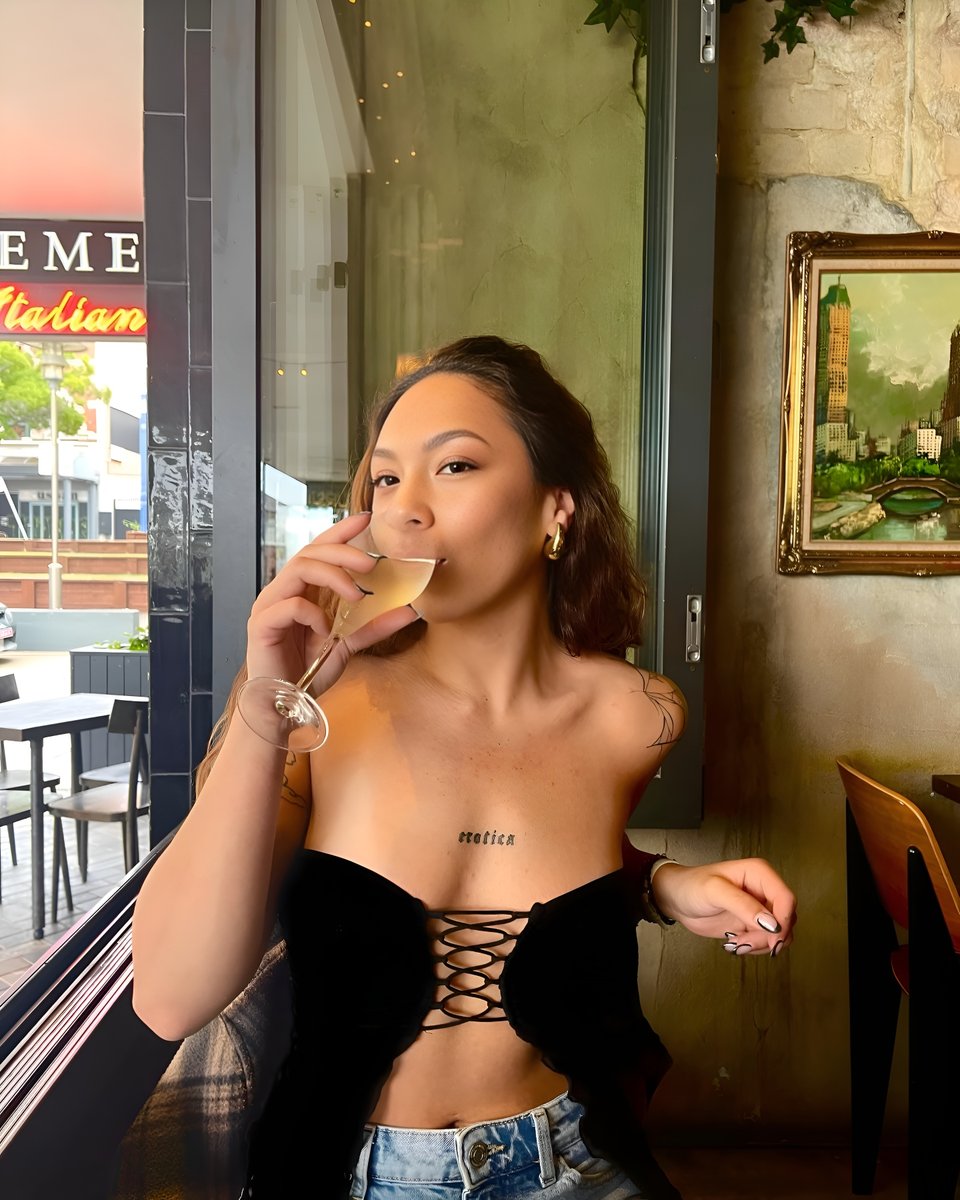 naiakayjay's tweet photo. tell me I look expensive and I might believe you https://t.co/T6dglLpoJ0