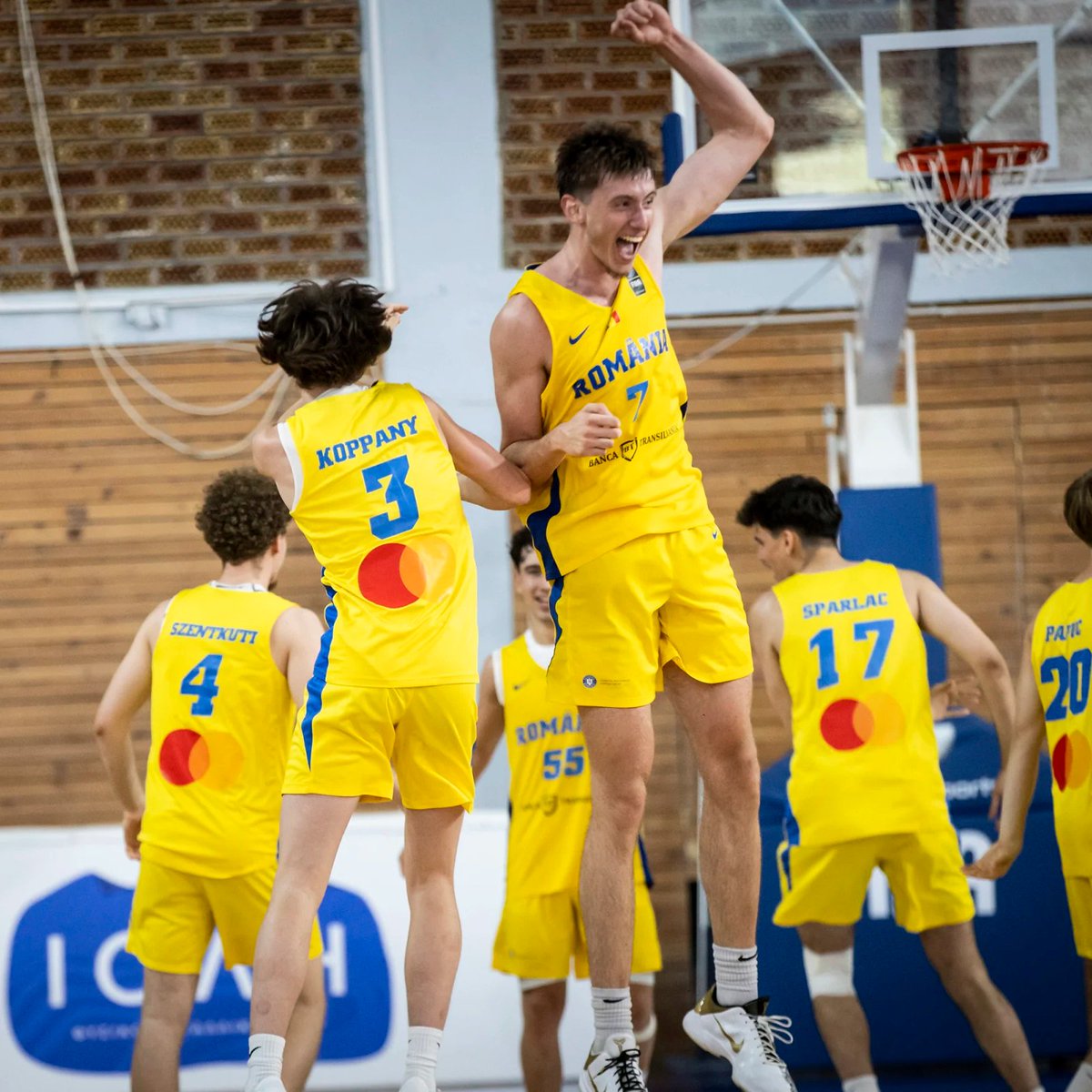 UW_MBB's tweet image. MASSIVE day from @christiann1tu leading Romania to #FIBAU20Europe victory!
- 20 PTS
- 16 REB
- 4 BLK
- 2 AST
📸 FIBA