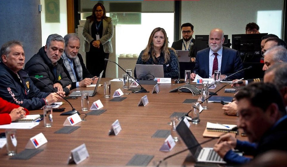 DIRECTEMAR - Armada de Chile (@dgtm_chile) on Twitter photo El Jefe del <a href="/Servimet_Armada/">Servicio Meteorológico de la Armada de Chile</a> y el Subdirector del #SHOA participaron en la 1ª sesión del Consejo de Organismos Técnicos de Monitoreo de Amenazas, encabezada por el <a href="/min_interior/">Ministerio del Interior</a> y la Directora de <a href="/Senapred/">SENAPRED</a>. Trabajo conjunto y coordinado ante emergencias.
<a href="/Armada_Chile/">Armada de Chile</a> El Jefe del <a href="/Servimet_Armada/">Servicio Meteorológico de la Armada de Chile</a> y el Subdirector del #SHOA participaron en la 1ª sesión del Consejo de Organismos Técnicos de Monitoreo de Amenazas, encabezada por el <a href="/min_interior/">Ministerio del Interior</a> y la Directora de <a href="/Senapred/">SENAPRED</a>. Trabajo conjunto y coordinado ante emergencias.
<a href="/Armada_Chile/">Armada de Chile</a>