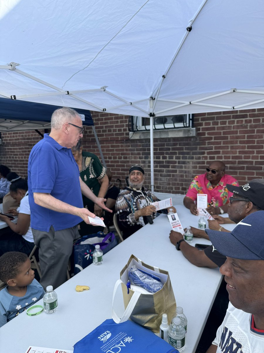 JeffreyDinowitz's tweet image. I attended the community resource fair hosted by R.A.I.N and the Administration for Community Living (ACL) in Wakefield. Surrounded by music and dancing, seniors received essential medical, financial and recreational resources from community organizations.