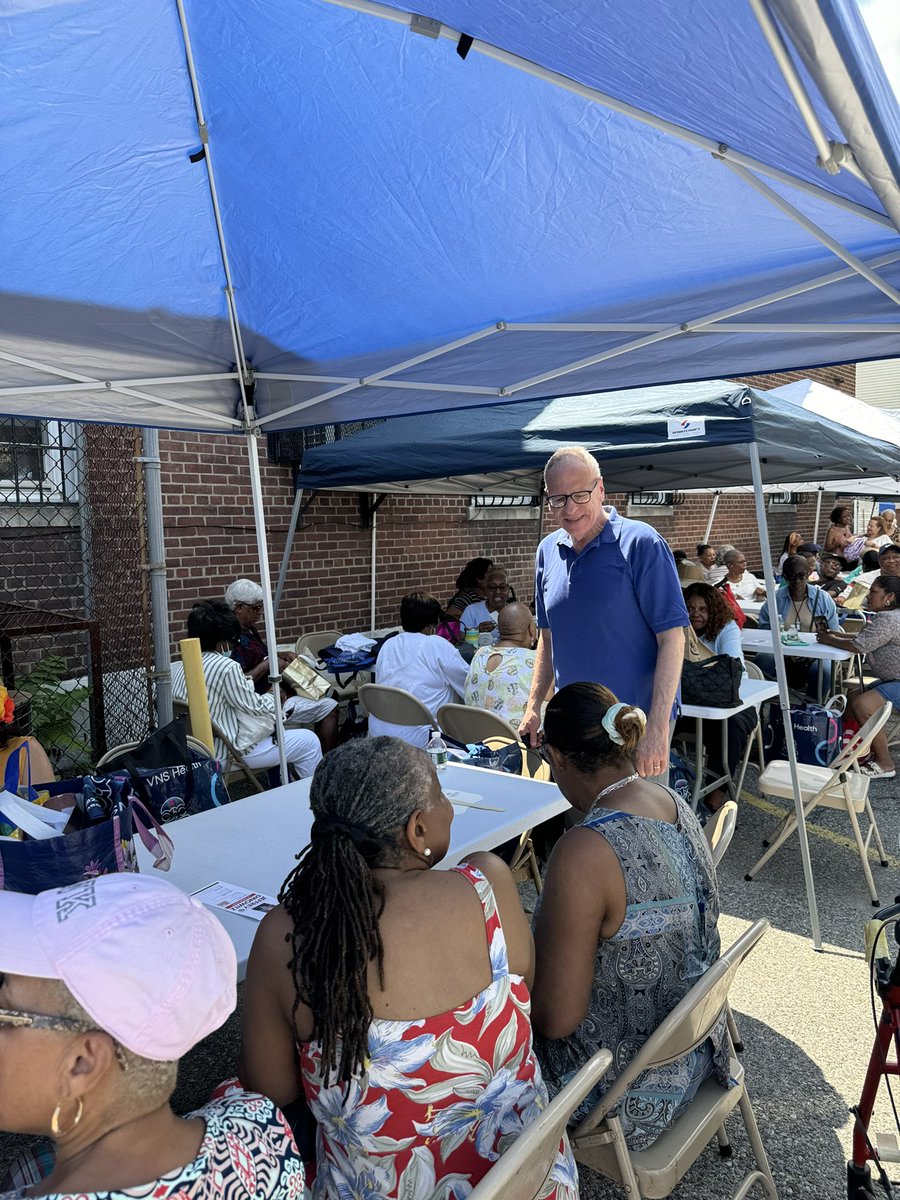 JeffreyDinowitz's tweet image. I attended the community resource fair hosted by R.A.I.N and the Administration for Community Living (ACL) in Wakefield. Surrounded by music and dancing, seniors received essential medical, financial and recreational resources from community organizations.