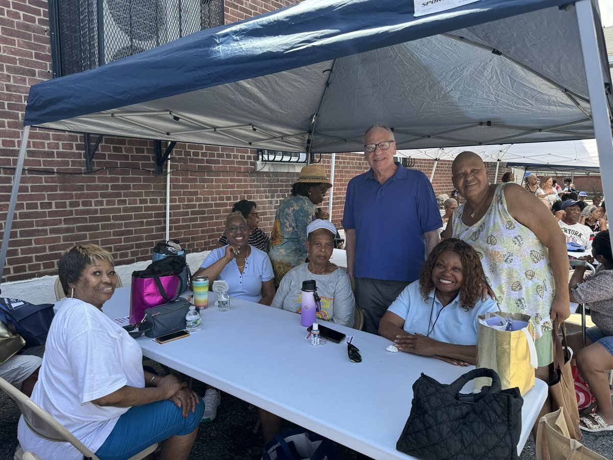 JeffreyDinowitz's tweet image. I attended the community resource fair hosted by R.A.I.N and the Administration for Community Living (ACL) in Wakefield. Surrounded by music and dancing, seniors received essential medical, financial and recreational resources from community organizations.