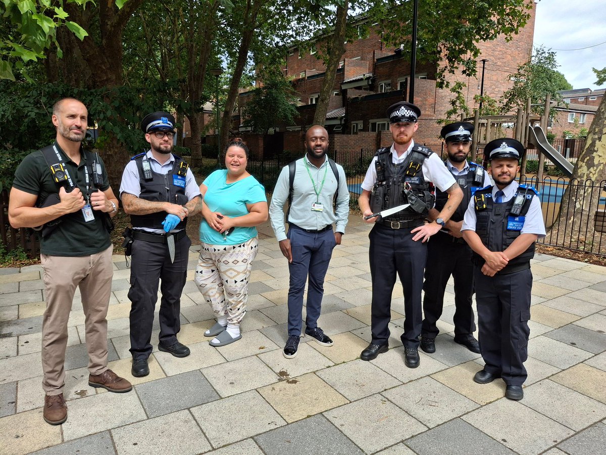 Angelo__Weekes's tweet image. Knife crime destroys lives, harms communities & spreads fear
Today I joined police in Finsbury Park for a weapons sweep around Andover. A clear show of partnership focused on prevention, knife recovery & safer streets.
Council & police are committed to driving down violence.