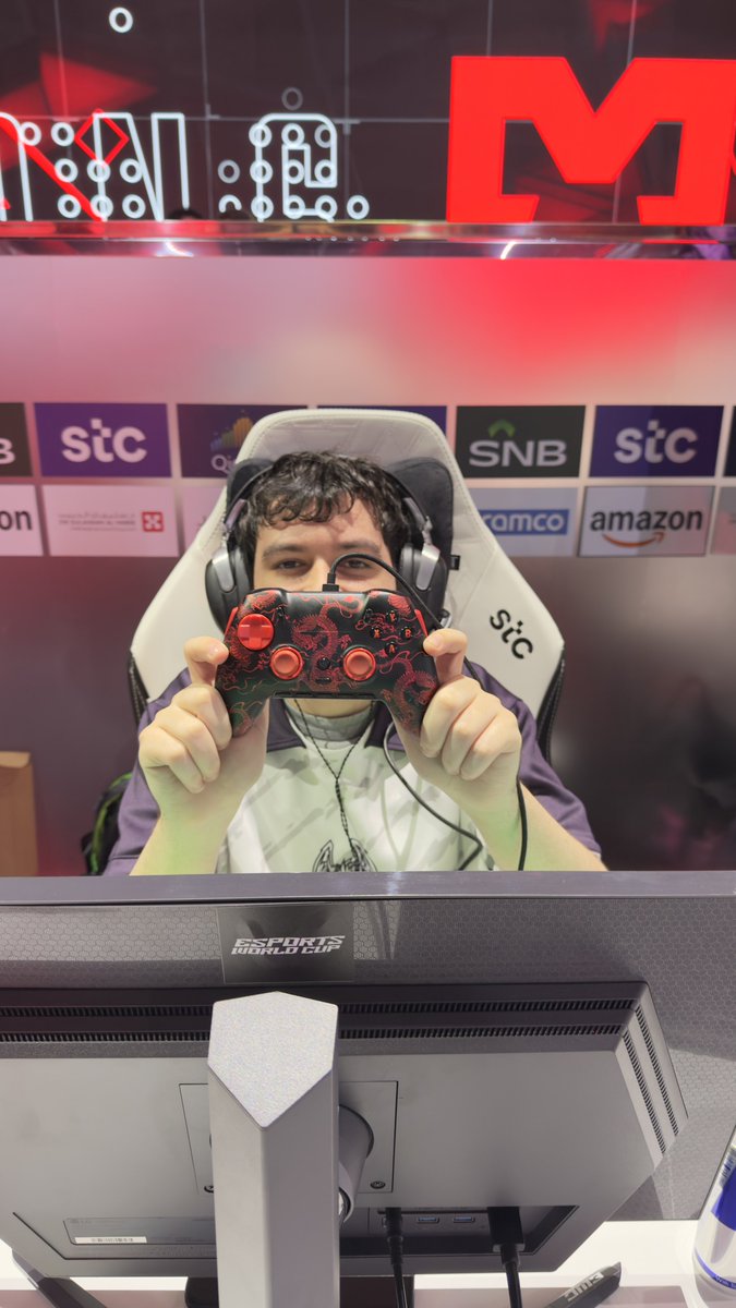 yaboydeeds's tweet image. Only controller player in the top 2 teams at EWC. Shoutout the goats @ScufGaming 

Code “Deeds” at checkout 
Scuf.co/deeds