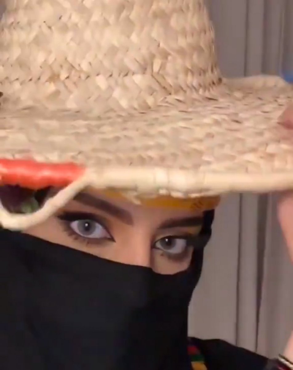 واهني من شاف وجهڪَ من قريّب♥️

    #سارق♥️