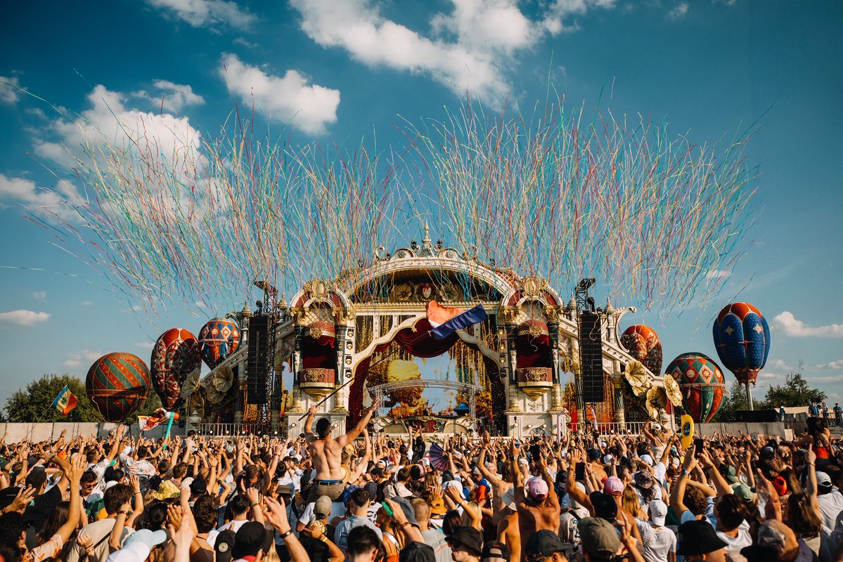 tomorrowland's tweet image. The Gathering, the official opening party at DreamVille (campsite), in full effect.