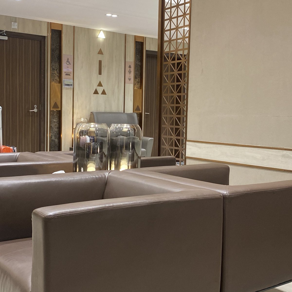 الفتره الحالية اكثر فترة اسافر فيها 
خلال اسبوع ٧ مطارات و للحين باقي

المتعه في الوصول بدري للمطار .