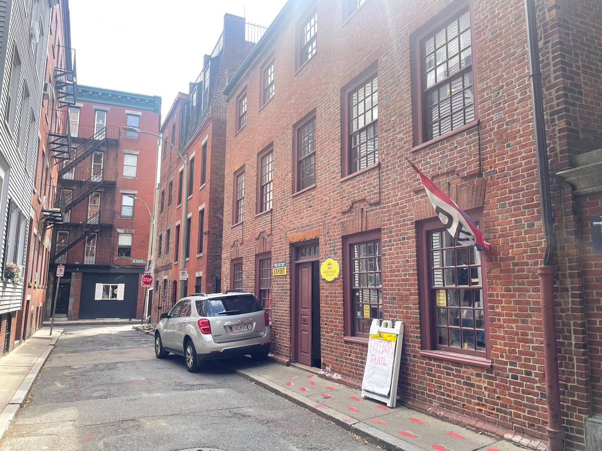 OldNorth1723's tweet image. Did you know that Ben Franklin once lived in Boston’s North End? As a boy, he resided at the corner of Union and Hanover Streets.
Later in life, he owned a house on Unity Street where his sisters lived. The house stood steps away from Old North Church, but was sadly torn down.