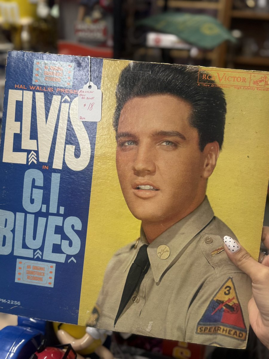 eploverdoll's tweet photo. we love elvis thrifting 💗 https://t.co/9PGG3YCMod