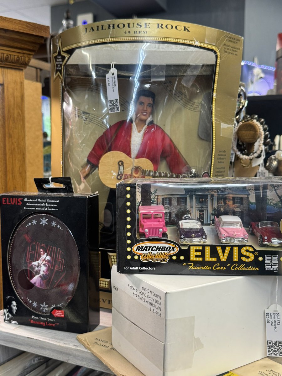 eploverdoll's tweet photo. we love elvis thrifting 💗 https://t.co/9PGG3YCMod