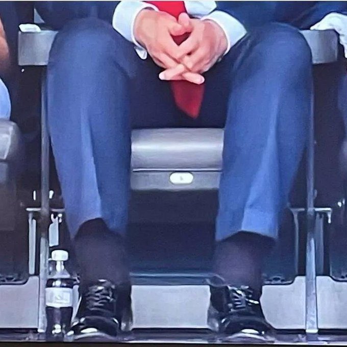 p_zuchowski's tweet image. Prezydent USA Donald Trump przeszedł badania w związku z puchnącymi nogami i siniakiem na dłoni. Lekarz zdiagnozował przewlekłą niewydolność żylną, a siniak wynika z przyjmowania aspiryny i częstego ściskania dłoni - powiedziała rzeczniczka Białego Domu Karoline Leavitt.…