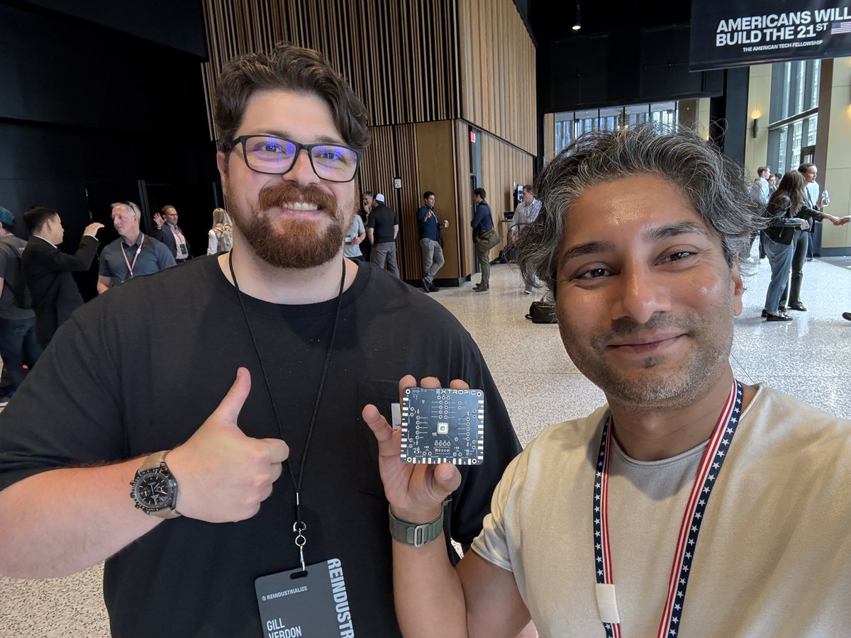 _Faraz's tweet image. Last day of @reindsummit so great to hang with @MollySOShea flexin the @brexHQ swag and @BasedBeffJezos showed off the goods from his startup @Extropic_AI 🔥