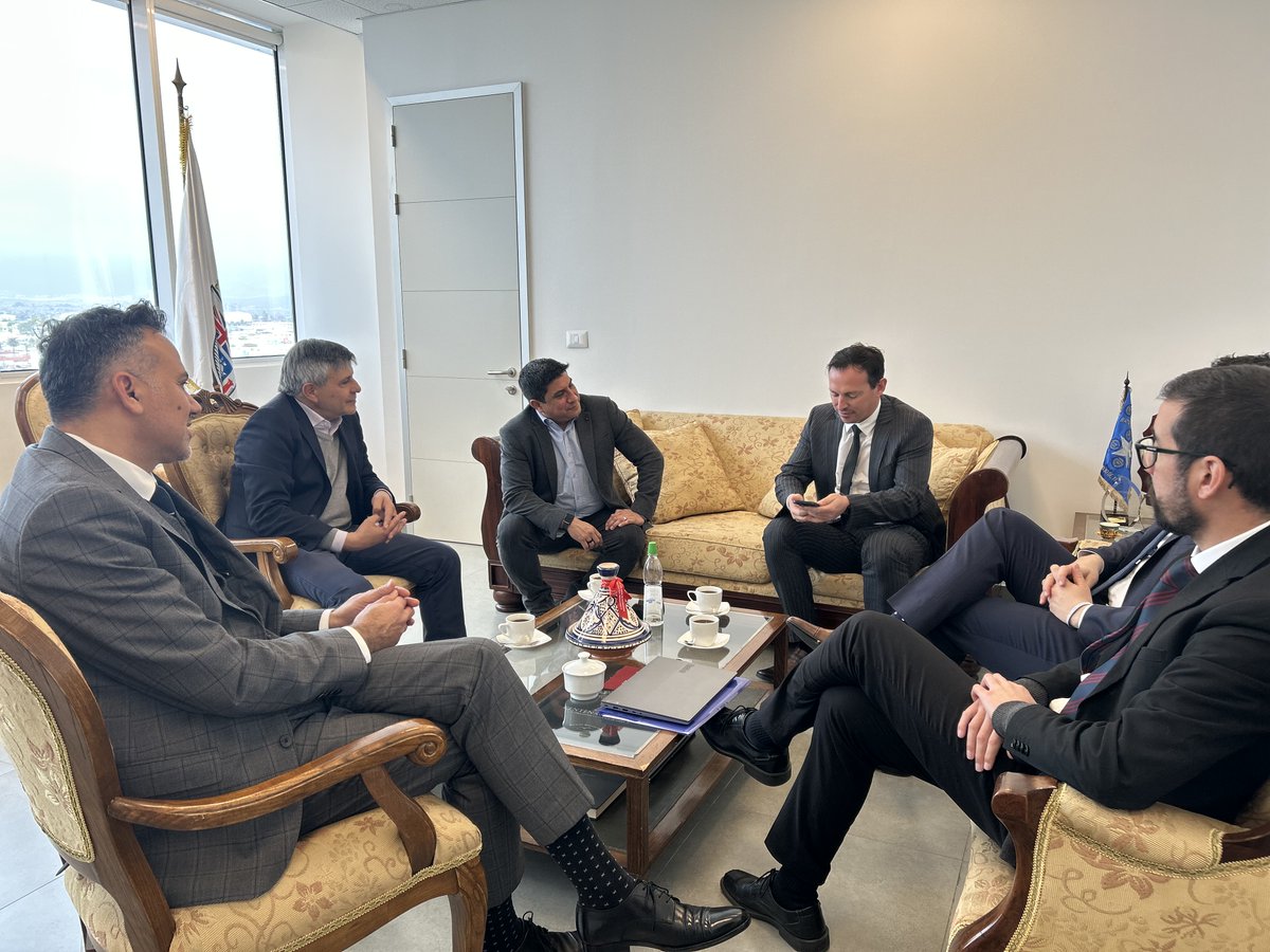 subtel_chile's tweet image. El subse Claudio Araya junto al alcalde de @municoquimbo, Alí Manoucheri, y representantes de @clarochile_cl firman acuerdo en el marco del programa AcademIA, que compromete la capacitación en IA a emprendedores, personas mayores y personas que sean parte del rubro turístico.