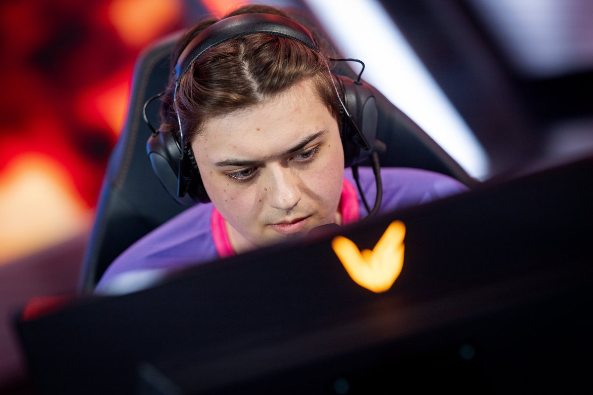 Team Vitality 🇪🇺 knock SK Gaming 🇩🇪 into the loser's bracket 2-1 in Round 1 of the NNO Cup!

This is the first showdown between the two #LEC teams with their Summer Split rosters.