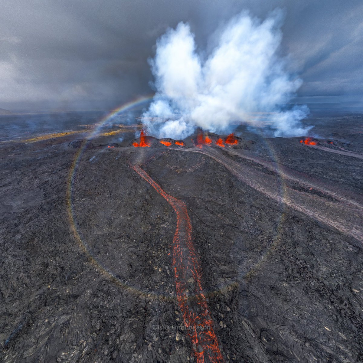 icelandfpv's tweet image. Full circle rainbow during today鈥檚 volcano live stream, mindblown #iceland #volcano #eruption