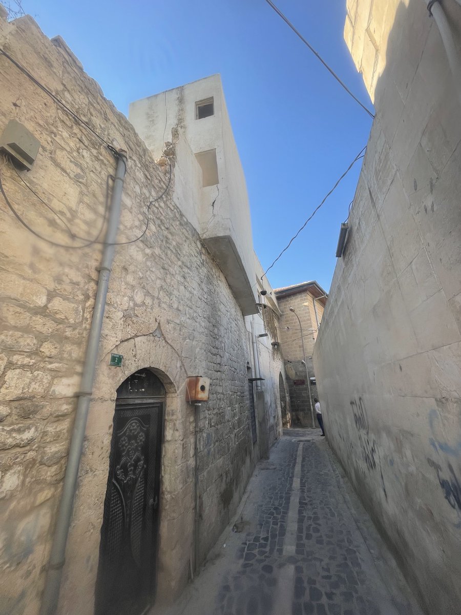 11 Nisan Kurtuluş İlkokulu’nun güney-batısında, Kemancı Sokak’taki bu bina çatlağı daracık sokakta tehlikeye işaret ediyor. Yetkililerin dikkatine.