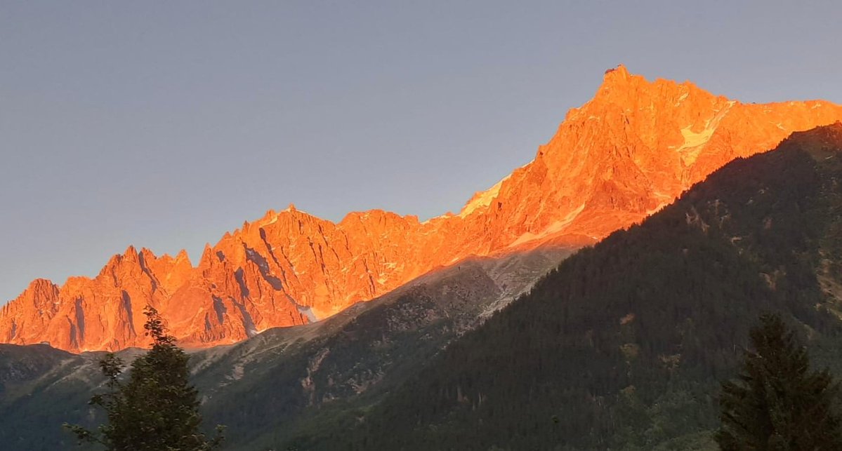 subfossilguy's tweet image. Les Aiguilles de Chamonix are blazing tonight! 🔥😍
📷 @lomdumtblanc.bsky.social