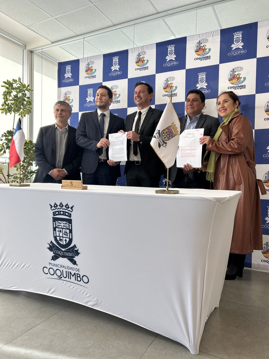 subtel_chile's tweet image. El subse Claudio Araya junto al alcalde de @municoquimbo, Alí Manoucheri, y representantes de @clarochile_cl firman acuerdo en el marco del programa AcademIA, que compromete la capacitación en IA a emprendedores, personas mayores y personas que sean parte del rubro turístico.