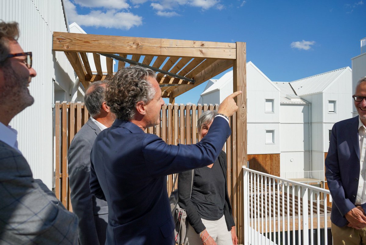 ChristopheBechu's tweet image. Aujourd'hui, nous inaugurons la résidence Accords Boisés, un ensemble de logements conçus de façon écoresponsable au cœur du quartier des Hauts de Saint-Aubin.
À Angers, on transforme la Ville et on investit pour l’avenir ! 🏡