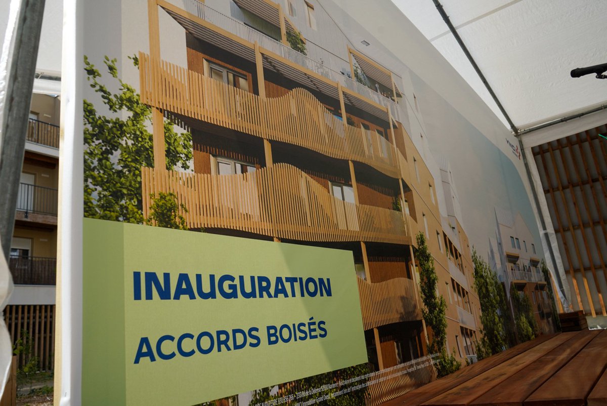 ChristopheBechu's tweet image. Aujourd'hui, nous inaugurons la résidence Accords Boisés, un ensemble de logements conçus de façon écoresponsable au cœur du quartier des Hauts de Saint-Aubin.
À Angers, on transforme la Ville et on investit pour l’avenir ! 🏡