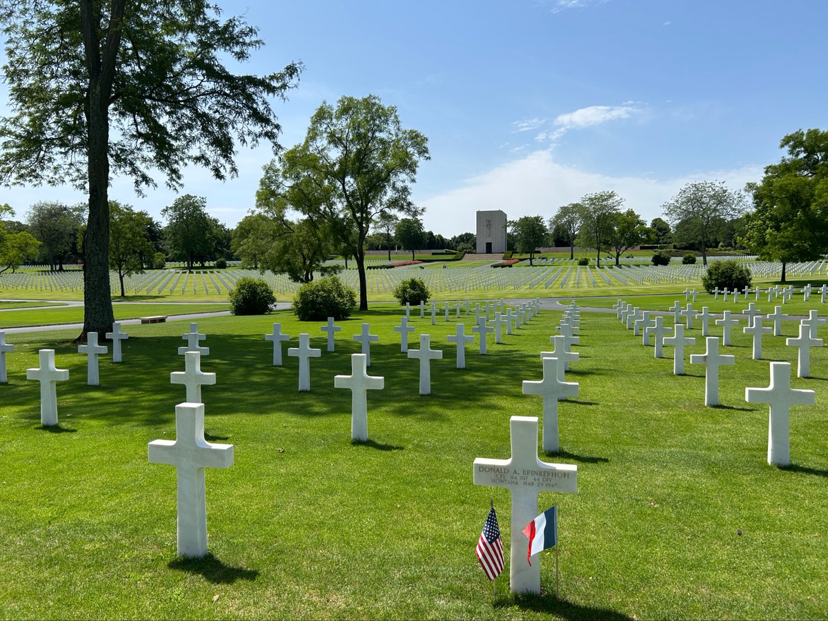 usabmc's tweet image. In 1947, World War II veteran U.S. Army Sgt. Ernie Kreiling, who fought with the 114th Infantry Regiment, 44th Infantry Division, returned to Europe for a battlefield tour with his wife Jean.
Photos shared in Life magazine at the time show them roaming the war-damaged…