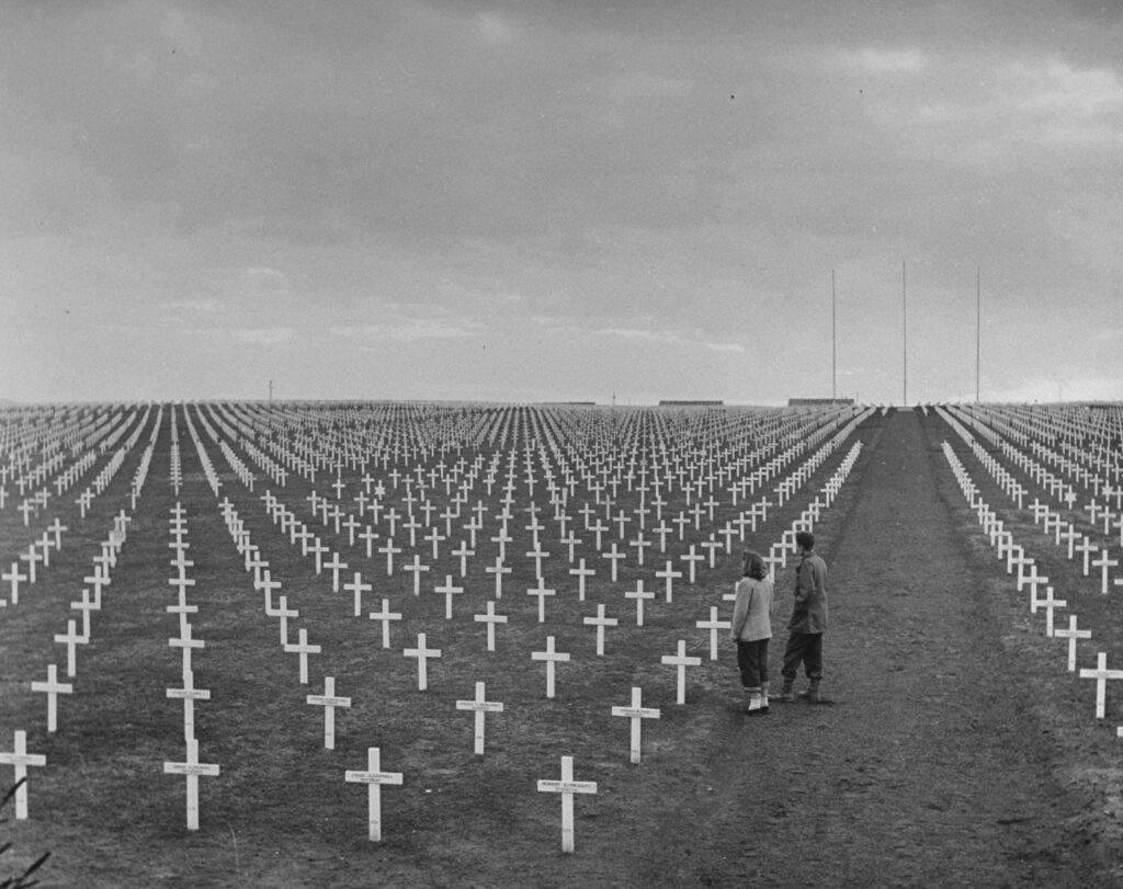 usabmc's tweet image. In 1947, World War II veteran U.S. Army Sgt. Ernie Kreiling, who fought with the 114th Infantry Regiment, 44th Infantry Division, returned to Europe for a battlefield tour with his wife Jean.
Photos shared in Life magazine at the time show them roaming the war-damaged…