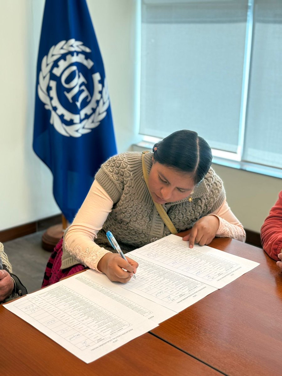 OITAndina's tweet image. 🇧🇴 | Cada día, @cholitasclimber 👩🏽🦱👩🏾👣abren nuevos caminos hacia la formalización
✨Gracias a la asistencia técnica de #OIT, ellas han fortalecido su directorio👥, dando voz a mujeres y hombres montañistas que hacen del turismo rural comunitario un #TrabajoDecente en #Bolivia