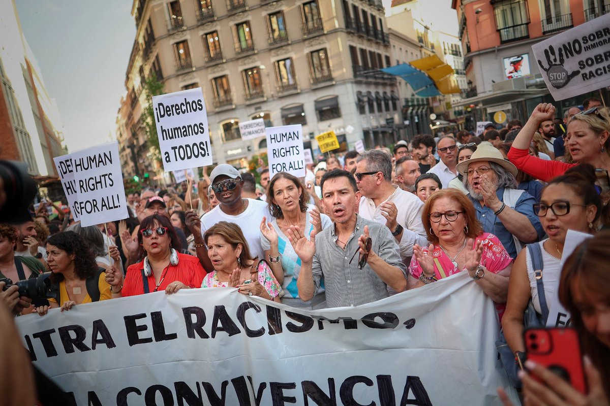 En nuestros barrios no sobra nadie. Sobra el racismo.

 #StopRacismo