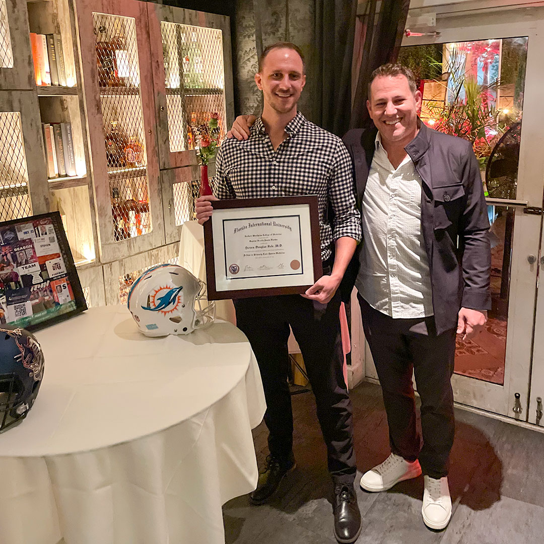 FIUMedicine's tweet image. Congrats Dr. Steven Hale--officially a FIU/Baptist Health Primary Care Sports Medicine Fellowship grad! 🎓 We’re glad he&apos;s staying with Baptist Health as a primary care sports medicine physician. 👏 
@BHAcademics @BaptistHealthSF
#FIUMed #BaptistHealth #SportsMedicine