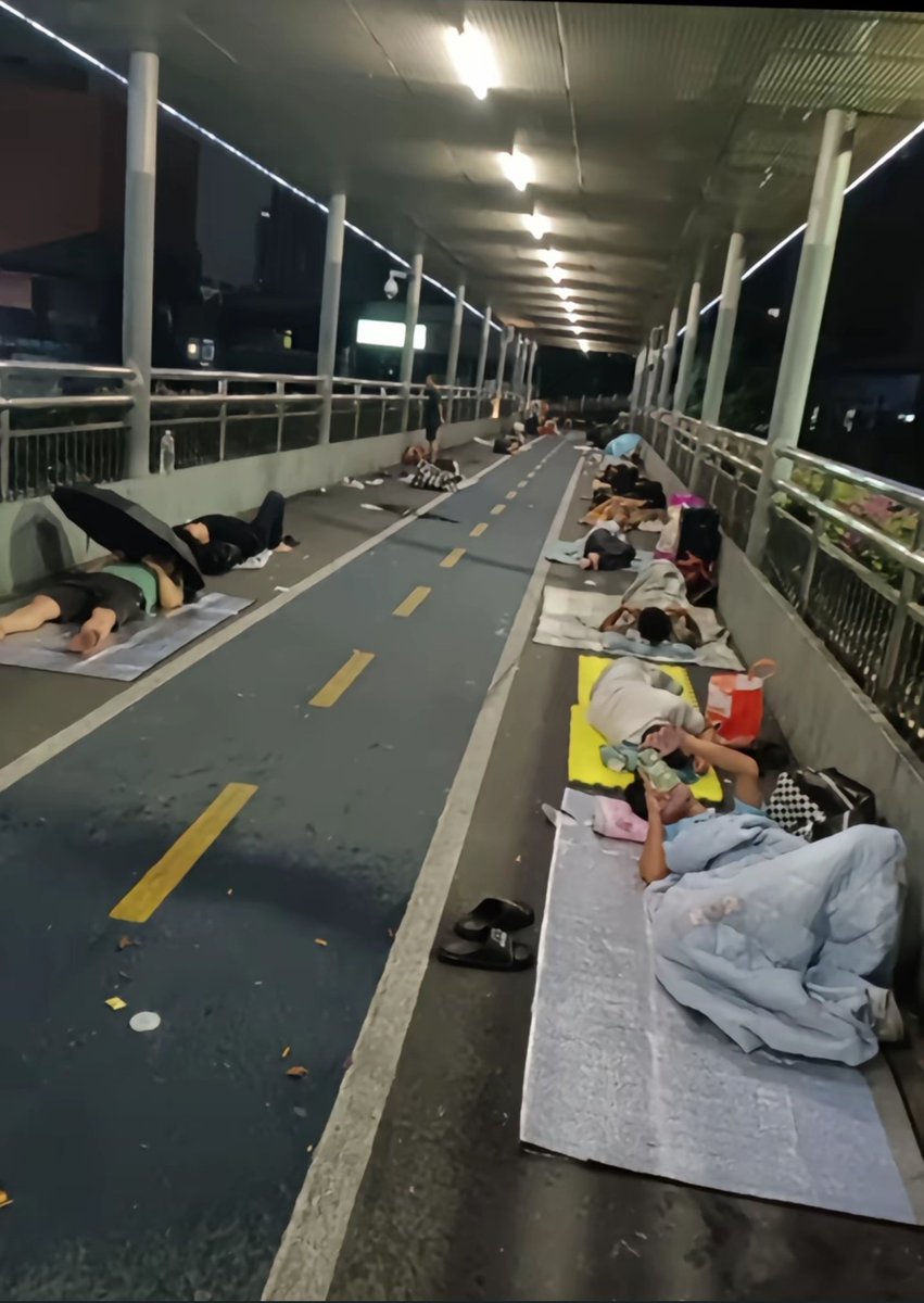 songpinganq's tweet image. Now, tens of thousands Chinese people are becoming homeless.
——Because they are blacklisted by social credit system.

Once you are blacklisted, immediately authority debanks you, freezes your bank account and digital wallet, which makes it hard for you to find a job.

Many…