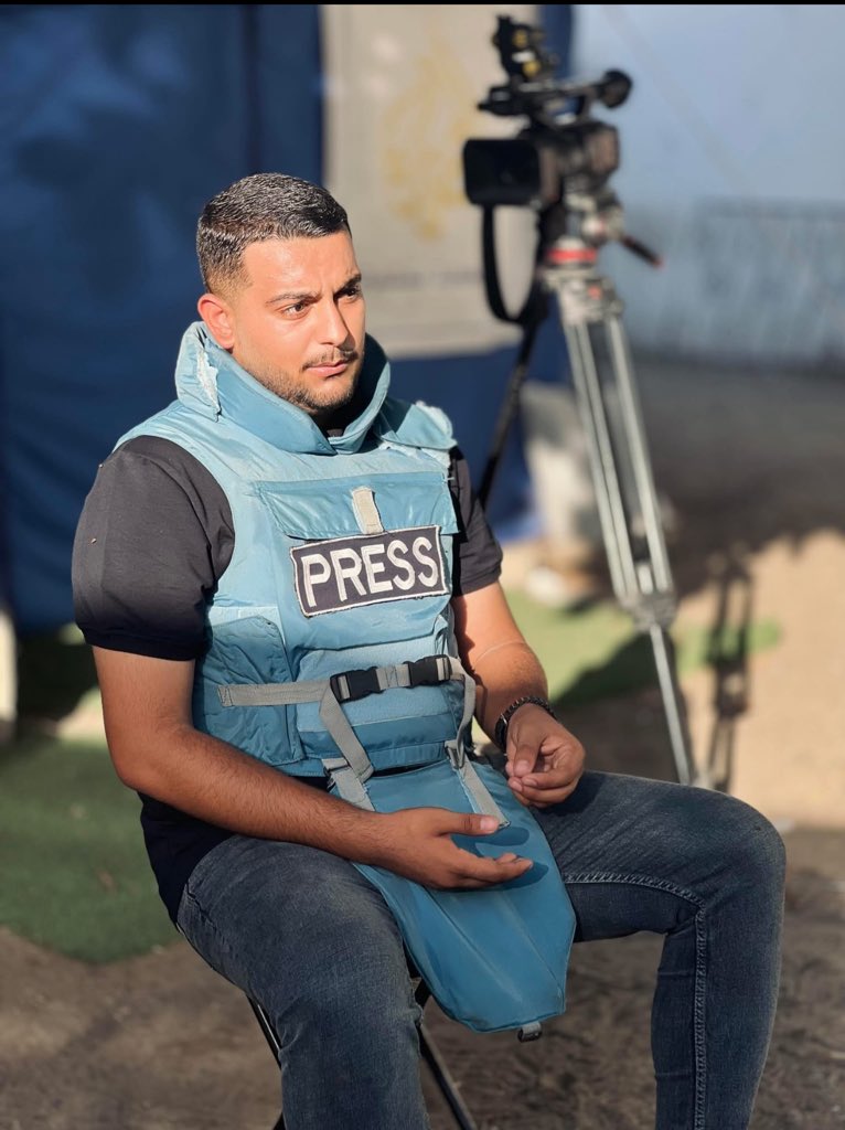 TamerMisshal's tweet image. نسأل الله السلامة والشفاء العاجل لزميلنا العزيز مصور الجزيرة في غزة محمود شلحة الذي تعرض لوعكة صحية جراء سوء التغذية حيث أدخل على اثرها المشفى .. قلوبنا معه ومع كل الزملاء ونسأل الله لهم ولأهلنا الفرج القريب