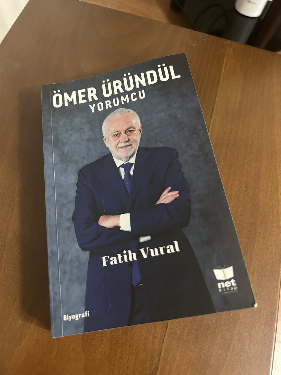 Dün alıp bugün bitirdim. Bizde genellikle olmayan net ve dürüst bir biyografi olmuş. Ömer ağabeyi çok sever ve sayarım. Sevgim ve saygım birkaç kat daha arttı. Sayfalara arada giriş yapan <a href="/emrurndl/">Emir Üründül</a> ufak kaoslar yaratarak süper tempo vermiş. Bir döneme tanıklık etmek için