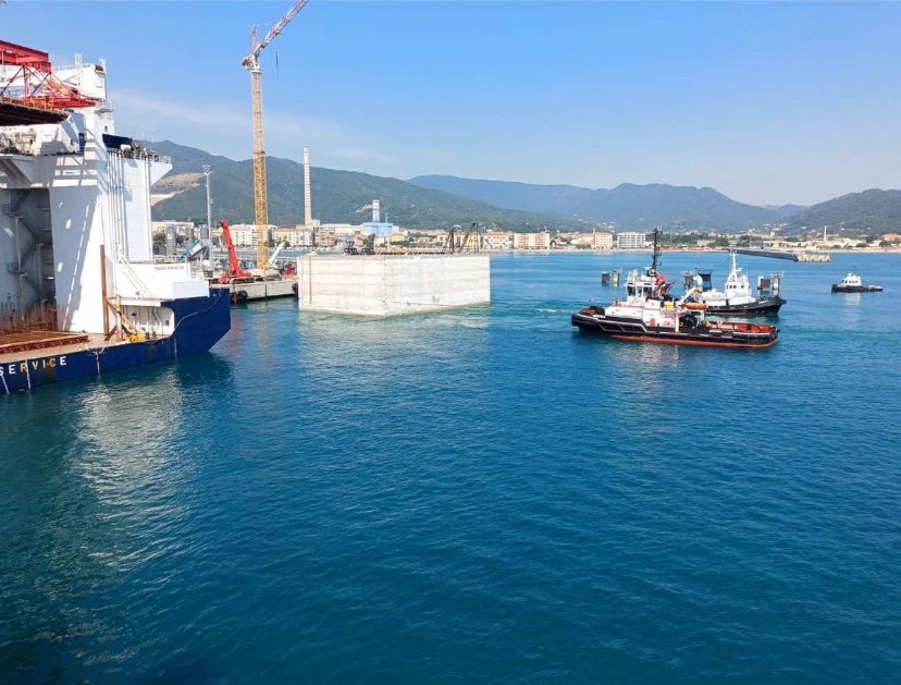 edorixi's tweet image. Undicesimo cassone varato: la nuova #diga di #Genova prende forma, giorno dopo giorno. Un altro passo avanti che conferma come il più grande cantiere marittimo del #Mediterraneo proceda senza sosta. Genova costruisce il suo #futuro, con determinazione e #visione.