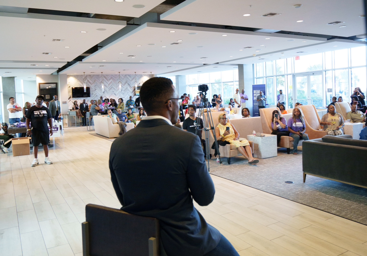 CDMenefee's tweet image. The energy for our campaign is REAL🔥
Grateful to be with neighbors and friends, this is what community looks like.
Big thanks to Durrel Douglas and Houston Justice for bringing us together to talk about fighting for our communities in TX18.