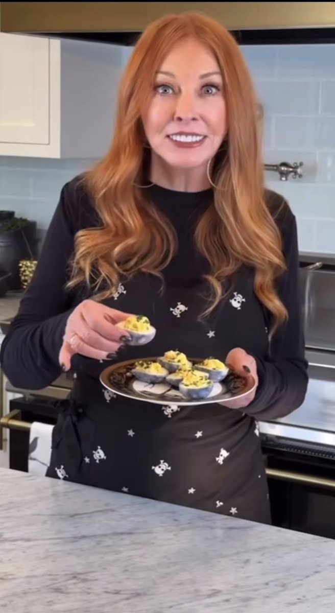 ElviraClips's tweet image. New: Cassandra Peterson aka Elvira stuns in new promo video for her new Elvira themed cookbook. Available for preorder now!