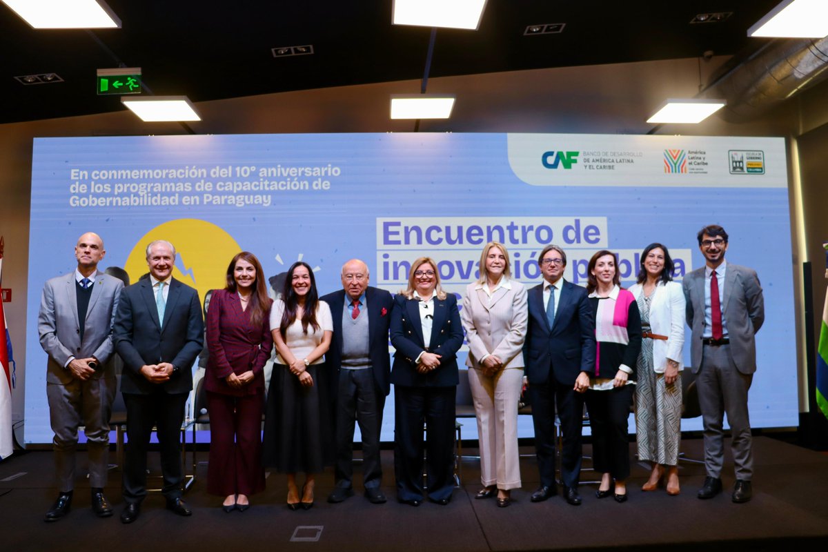 AgendaCAF's tweet photo. 🇵🇾 Arrancó en Asunción el Encuentro de Innovación Pública Aplicada para egresados del Diplomado en Gobernabilidad e Innovación Pública. Más de 50 líderes públicos de 15 países se dieron cita en la Casa de la Integración de @AgendaCAF para conmemorar los 10 años del programa.

La ceremonia de apertura contó con la participación de @ChrisAsinelli, Vicepresidente Corporativo de Programación Estratégica; @ce_rossel, ministro del  @TSJE_Py; Javier Esquivel, Defensor General (@MDP_py); y Javier Battilana, rector de la Universidad Columbia del Paraguay.

Uno de los momentos destacados fue la charla magistral “Cómo mejorar la función pública en América Latina y el Caribe: liderazgos que inspiran”, con @ChrisAsinelli y Enrique García, expresidente ejecutivo de CAF, moderada por @VeroFrisancho, Gerenta de Conocimiento.

El evento continuó con un panel de alto nivel sobre innovación pública con líderes de CAF, gobierno y academia, enfocado en cómo fortalecer la función pública regional mediante el intercambio de experiencias.

CAF reafirma así su compromiso con la formación de líderes capaces de transformar la gestión pública en América Latina y el Caribe.