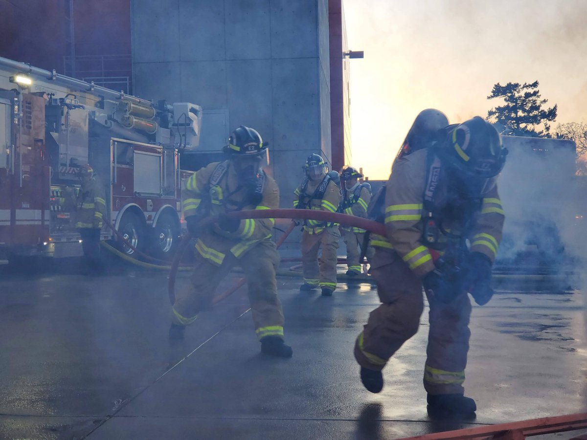 psac_afpc's tweet image. Les pompières et pompiers forestiers sont aux premières loges de la crise climatique, risquant leur vie pour protéger la population et l’environnement. Leur travail est dangereux, mais essentiel. À ces personnes dévouées : vous êtes une fierté pour le Canada. Merci d’être là!
