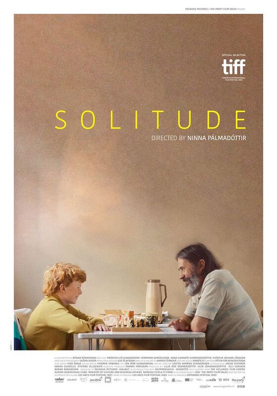Gerhardhormann's tweet image. Vanavond naar #Solitude geweest, een warme, verstilde bioscoopfilm uit IJsland die over meer gaat dan alleen isolement, afzondering en eenzaamheid. Hoofdpersoon is een ongetrouwde boer met een markante kop die na een gedwongen verhuizing langzaam uit zijn schulp kruipt. Vier ****
