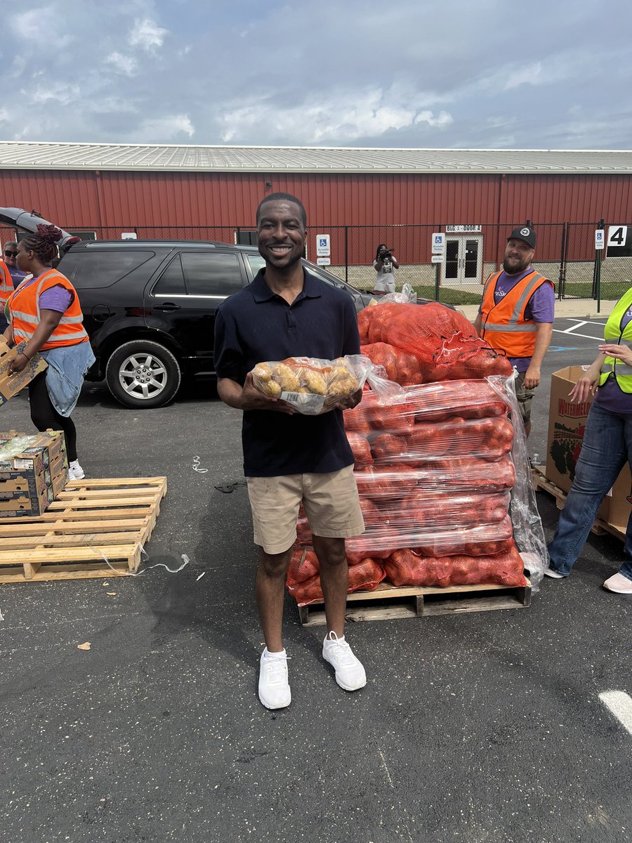willisb_jr's tweet image. Stopped by the CareSource food distribution event in collaboration with the Foodbank at the Montgomery County Fairgrounds today! Grateful to CareSource for consistently showing up for our community and helping meet the needs of so many. Your commitment truly makes a difference!