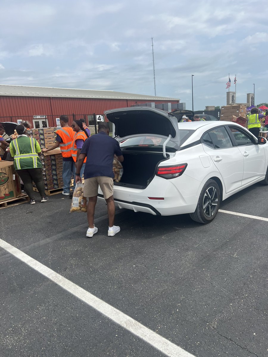 willisb_jr's tweet image. Stopped by the CareSource food distribution event in collaboration with the Foodbank at the Montgomery County Fairgrounds today! Grateful to CareSource for consistently showing up for our community and helping meet the needs of so many. Your commitment truly makes a difference!