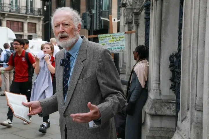 TexasPreacher's tweet image. I love this photo of Geoff Thomas preaching on the streets. Go find this man's sermons if you've never heard them before. He's also written some very fine books.