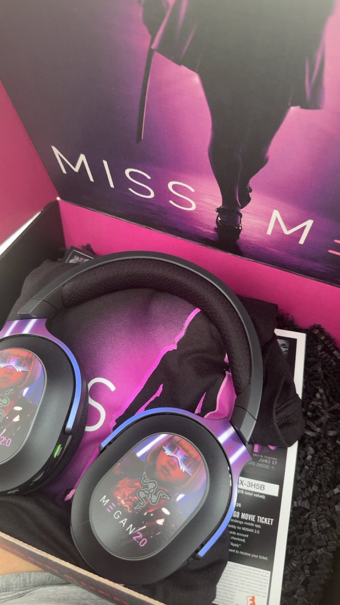 razer x m3gan 2.0 PR unboxing!! i love it so much thank you <a href="/Razer/">R Λ Z Ξ R</a> for sending me this exclusive package :) and <a href="/PapaSylron/">Edwin Romero ➡️EVO</a> for making this happen!! i LOVED this movie

check out my unboxing: youtube.com/shorts/-9_-cKR… 

#razer #razercreator #m3gan