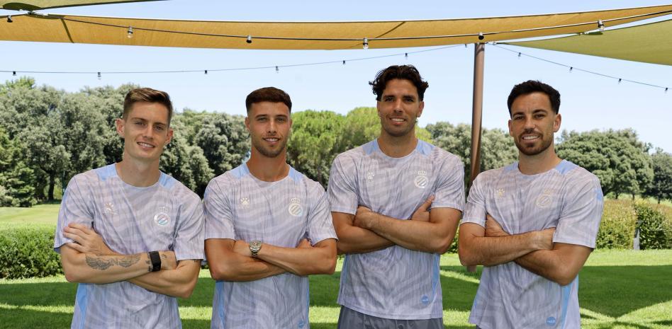 Esports RAC1 (@esportsrac1) on Twitter photo #TuDiràs | ⏰ 22:30h-1h 🎙️ <a href="/xavirocamora/">xavi rocamora</a>
🗣️ <a href="/JoanPoquiEraso/">Joan Poquí</a>, <a href="/marcmarba/">Marc Marbà</a> i <a href="/LaiaBonals/">Laia Bonals Ruiz</a>
📌 Ter Stegen estudia operar-se
📌 El Gamper es jugarà al Johan
📌 L'Espanyol anuncia els seus capitans
😂 <a href="/EDUMUTANTE/">EduMutante 🇺🇦☮️🕊️#FreePalestine 🇯🇴</a> #TuDiràs | ⏰ 22:30h-1h 🎙️ <a href="/xavirocamora/">xavi rocamora</a>
🗣️ <a href="/JoanPoquiEraso/">Joan Poquí</a>, <a href="/marcmarba/">Marc Marbà</a> i <a href="/LaiaBonals/">Laia Bonals Ruiz</a>
📌 Ter Stegen estudia operar-se
📌 El Gamper es jugarà al Johan
📌 L'Espanyol anuncia els seus capitans
😂 <a href="/EDUMUTANTE/">EduMutante 🇺🇦☮️🕊️#FreePalestine 🇯🇴</a>