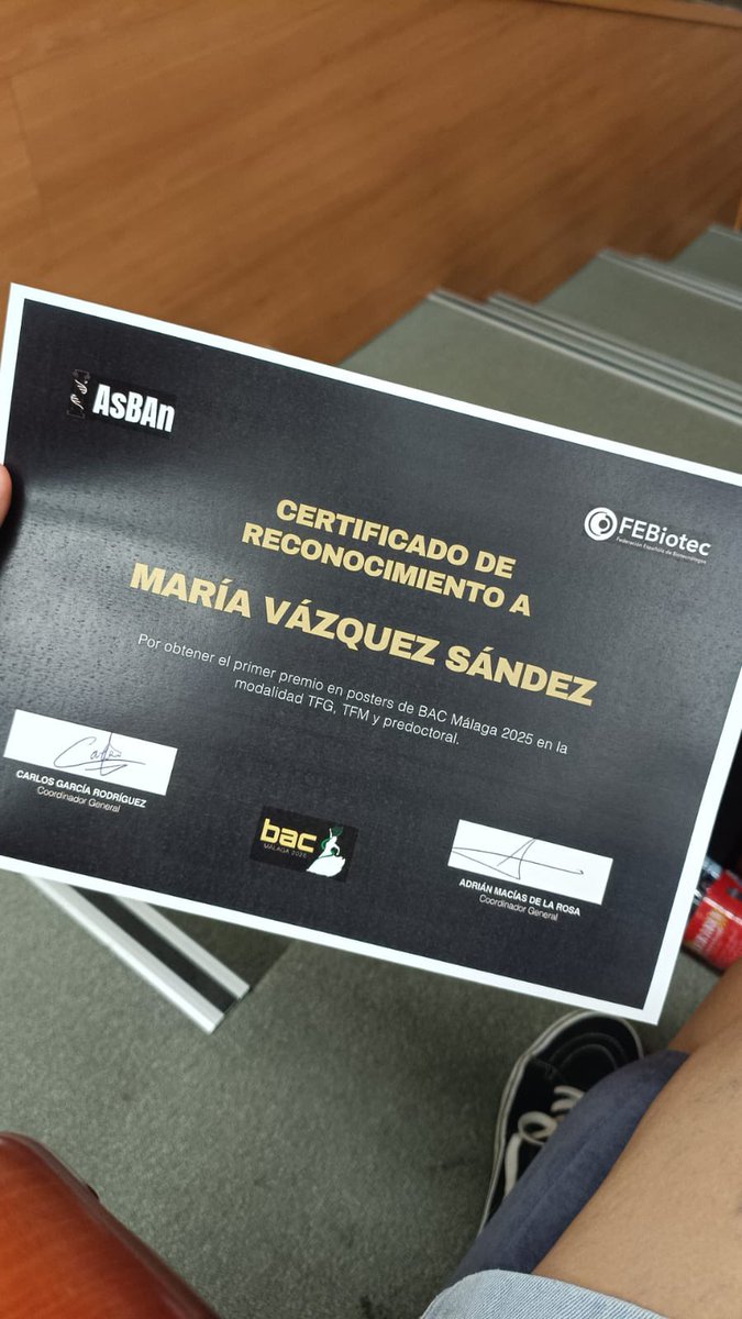 CICYTEX's tweet image. 🏆Mª Vázquez está haciendo su TFG en @CICYTEX y en el Congreso @BAC_FEBiotec en Málaga ha recibido el 1er. Premio por su póster científico sobre👇
👩🏻🔬Estudio de 2️⃣ genes 🧬relacionados con resistencia a herbicidas en 𝐸𝑐ℎ𝑖𝑛𝑜𝑐ℎ𝑙𝑜𝑎 ☣️
🙌Enhorabuena linkedin.com/posts/cicytex_…