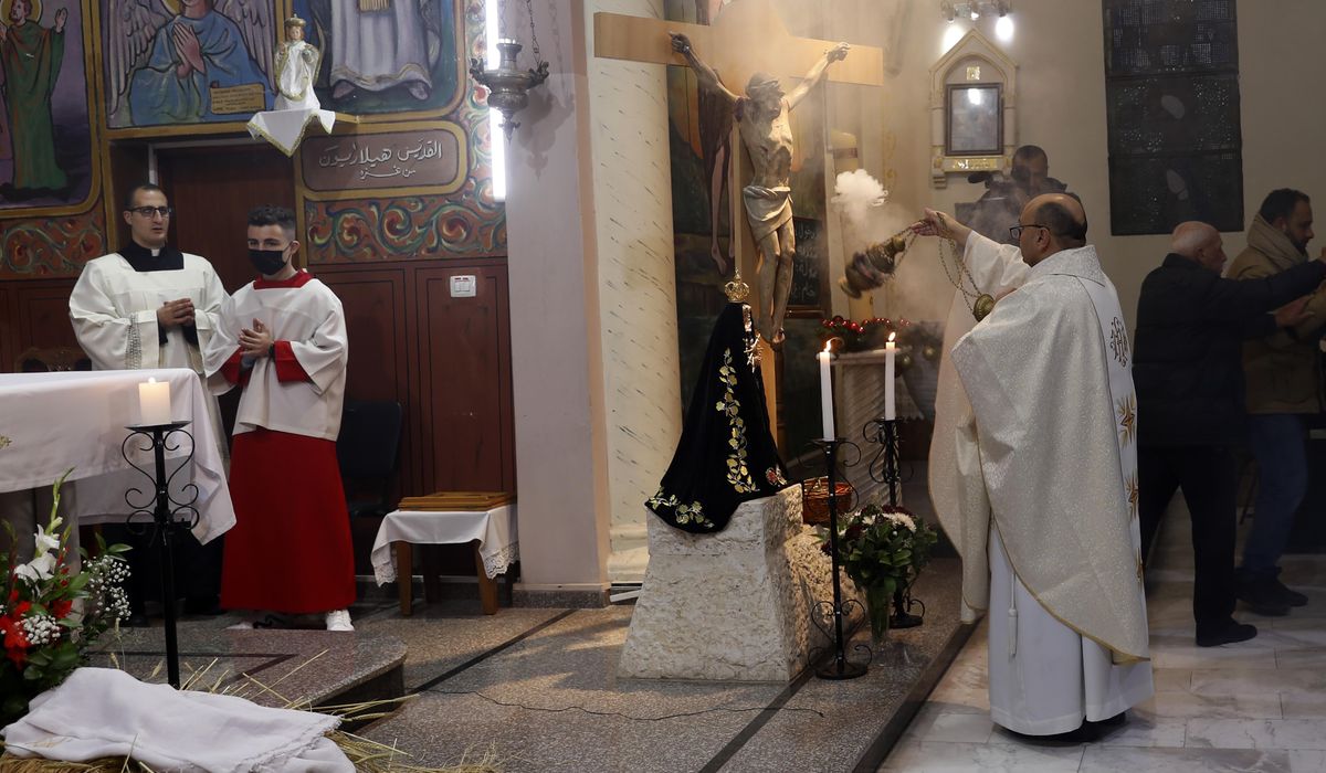 Israeli strike hits Gaza’s only Catholic church

trib.al/4hl4gvi