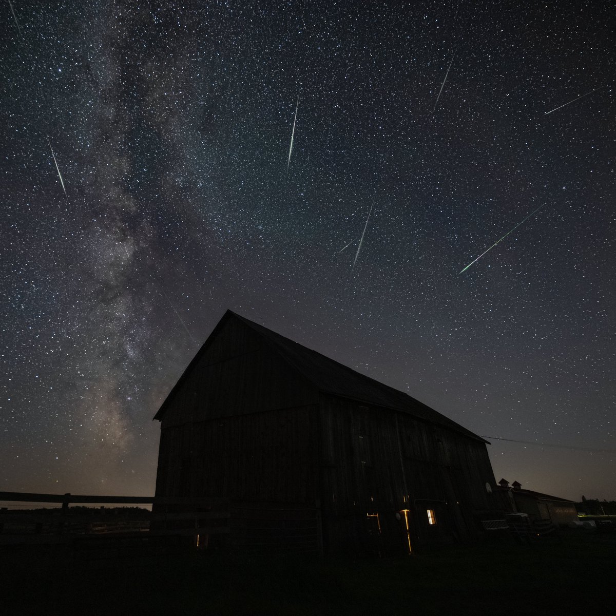 asc_csa's tweet image. Les Perséides illumineront le ciel canadien du 17 juillet au 23 août, avec l’apogée le 12 août. Cette magnifique photo de Jonathan Gazze, prise en Ontario, illustre parfaitement la beauté de ces étoiles filantes.
Conseils pour observer le ciel nocturne: asc-csa.gc.ca/fra/astronomie…